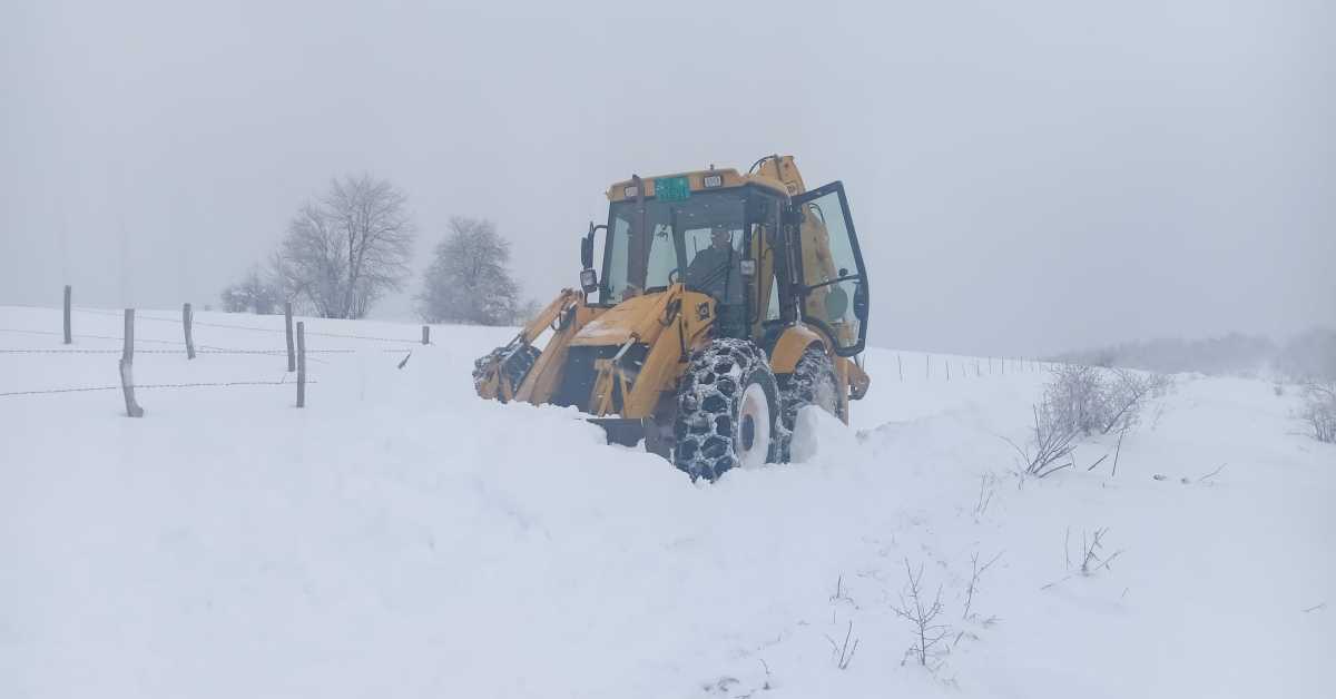 Ледени дан у Србији – ванредно у 11 општина, цела Ивањица без струје од синоћ, проблеми у златиборском и моравичком крају