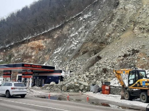 Одрон код Зворника, велика количина камења обрушила се на бензинску пумпу