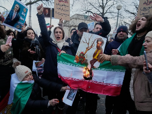 Тродневна жалост у Ирану, демонстранти настављају протесте – Трамп прети војном интервенцијом док тврди да Техеран тражи преговоре