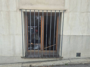 Поломљено стакло на улазним вратима и прозору Патријаршије СПЦ у Београду