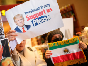 Трамп прети земљама које послују са Ираном додатном царином од 25 одсто