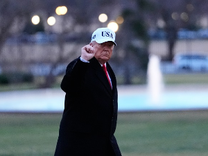 Трамп показао средњи прст раднику током посете Фордовој фабрици у Мичигену