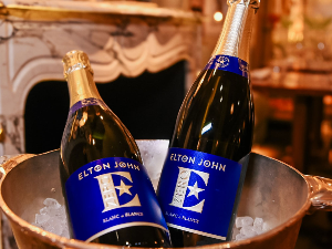 Из италијанских винограда стиже „Елтон Џон Зеро“, ново безалкохолно пенушаво вино