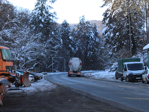 У већем делу земље стабилизована ситуација са струјом, на појединим путним правцима снег до пет сантиметара