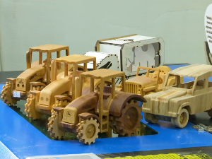 Макете трактора израђене од дрвета