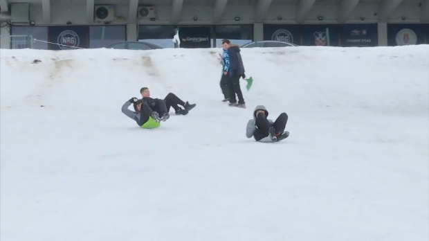 Опасна вожња санки иза аутомобила ― зашто млади ризикују живот због лајка