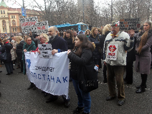 Протест запослених у "Апотекама Београд", примио их министар Лончар