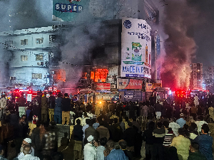 Пожар у тржном центру у Пакистану, страдало најмање шест особа