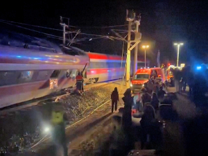 Број погинулих у железничкој несрећи у Шпанији порастао на 24, спасилачке екипе настављају потрагу