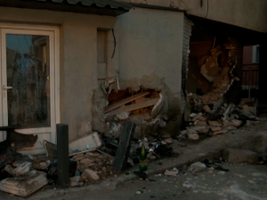 Аутомобил улетео у зграду у центру Земуна, тешко повређен возач