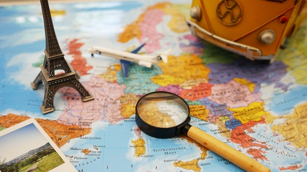 Бескрајни плави круг:  Будимпешта и Париз