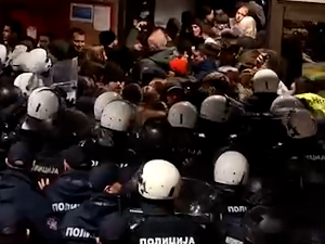Студенти покушали да блокирају Филозофски факултет у Новом Саду, декан позвао полицију да интервенише 