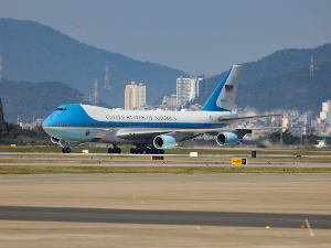 Драма изнад Атлантика током лета председника Доналда Трампа