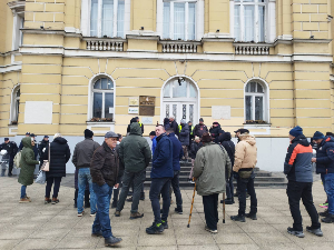 Активисти траже оставку директора ЈКП Депонија Дубоко у Ужицу, полиција на улазу
