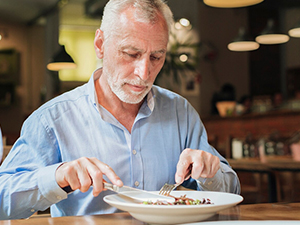 Да ли треба да једемо сами или у друштву 