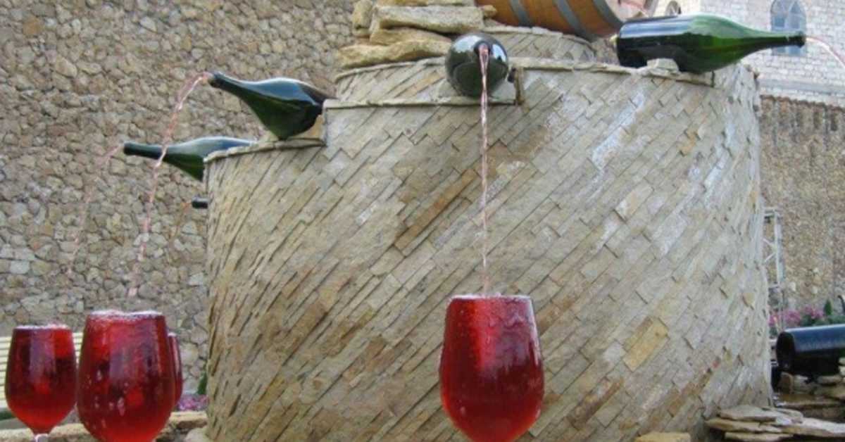 Фонтана вина у Италији – јединствено место где вино сви могу да наточе бесплатно сваког дана