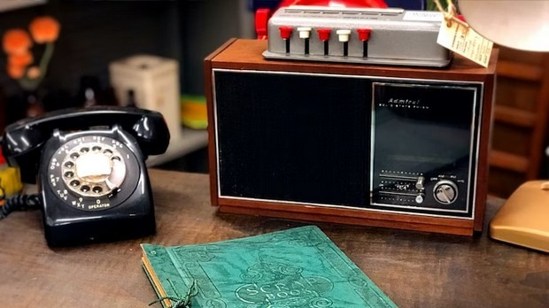 Невидљиви људи: Емисија о радију и радиофонском стваралаштву