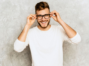 Зашто су наочаре све чешће избор мушкараца – и то без диоптрије