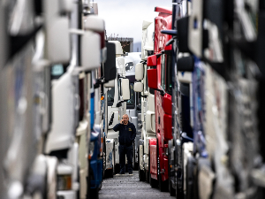 Камионџије Србије и региона блокирају граничне прелазе за теретна возила