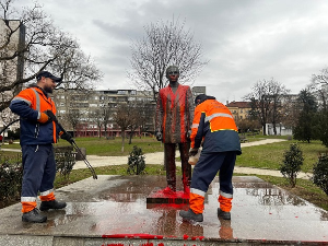 Организована акција чишћења оскрнављеног споменика Принципу