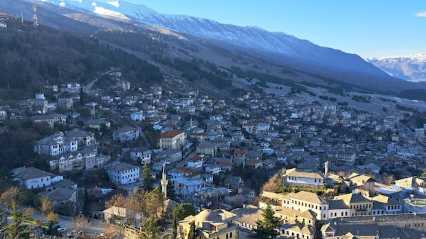 Квадратура круга: Ђирокастра град саздан од светлости и камена