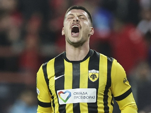 Јовићев дрес у којем је постигао четири гола против Панатинаикоса у музеју АЕК-а