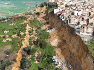 Клизиште "поломило" град на Сицилији, више од 1.500 евакуисаних