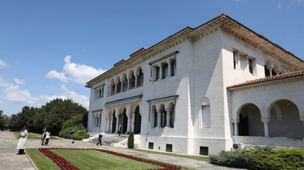 Дворови на Дедињу: Стари двор