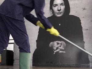 ТВ фељтон: Марина Абрамовић – Разговори са чистачицом 