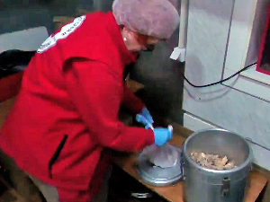 Док неки броје залогаје, други бацају тоне хране – шта кочи донације 