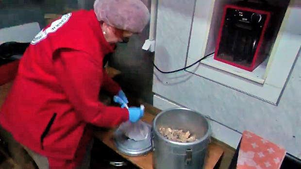 Док неки броје залогаје, други бацају тоне хране – шта кочи донације 