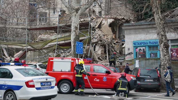 Срушио се део напуштене куће у Улици Џорџа Вашингтона, оштећени аутомобили