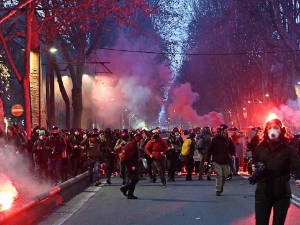 Насилни сукоби у Торину – демонстранти напали полицајце и новинаре, 30 повређених