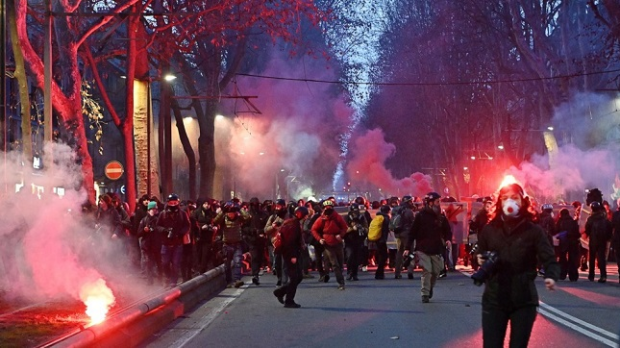 Насилни сукоби у Торину – демонстранти напали полицајце и новинаре, 30 повређених Kép