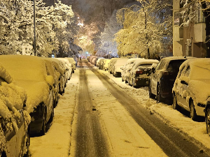 Снег прави проблеме у саобраћају, прекиди у снабдевању струјом и грејањем, МУП упозорава на ледену кишу, препорука грађанима да остану код куће