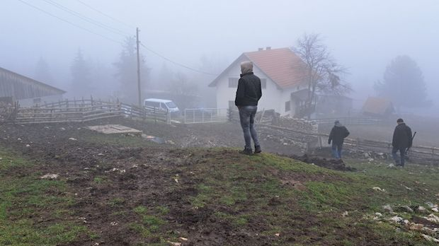 Квадратура круга: Кућа у Србији имање у Црној Гори