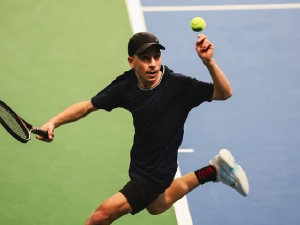 Прича о тениском вундеркинду од 14 година који не користи бекхенд