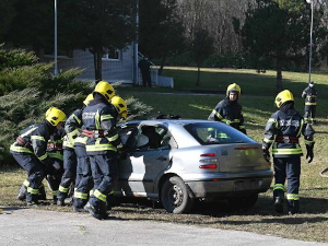 Крагујевачки ватрогасци-спасиоци избавили возача из аутомобила који је слетео с пута