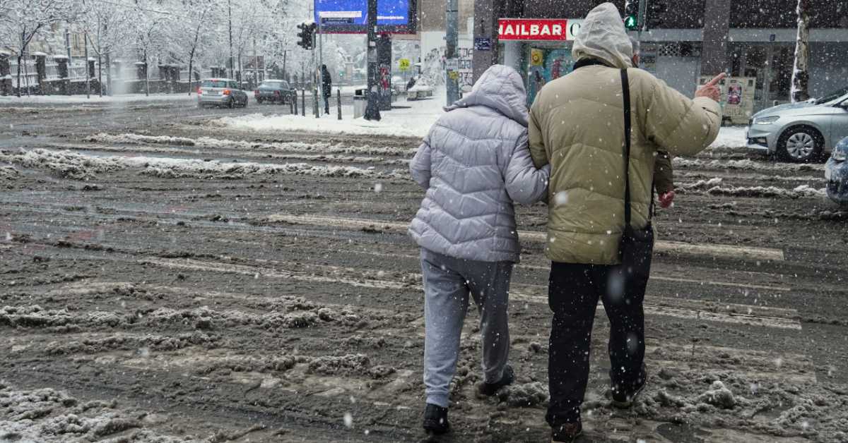 Снег и лед у Србији – могуће несташице струје и кашњење летова, главни путеви проходни
