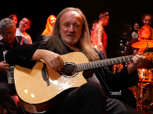 С времена на време, Корни група, Атомско склониште, Џон Денвер, The Monkees, Боб Дилан...