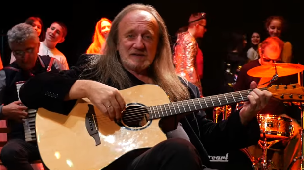 С времена на време, Корни група, Атомско склониште, Џон Денвер, The Monkees, Боб Дилан...