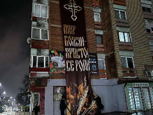 Северна Митровица, полиција вратила транспарент „Мир Божји, Христос се роди“ - одмах је постављен