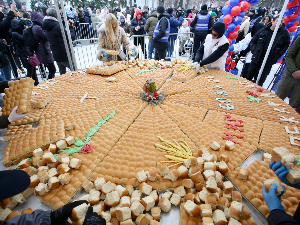 Традицинално ломљење чеснице са 33 златника испред Храма Светог Саве