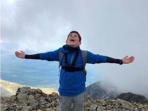 Лахлан, дечак на врху