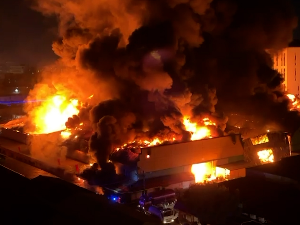 Велики пожар у Тирани, горе магацини половне одеће