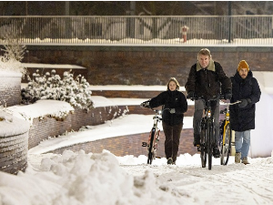 Олуја оковала део Европе – север и запад Француске без струје, регион у борби са поплавама и ледом