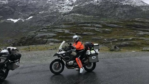 Говори да бих те видео: Преко пола света на два точка