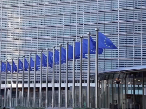 Блага предност за ЕУ упркос подељености – за чланство млади и они који памте изолацију 