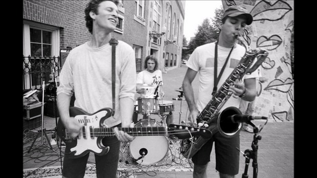 Неонска дуга - рокенрол магазин Жикице Симића: Повратак