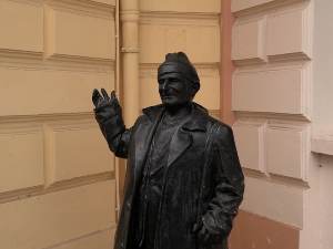 У славу доброте и толеранције у Сремској Митровици откривен споменик омиљеном суграђанину Јуси